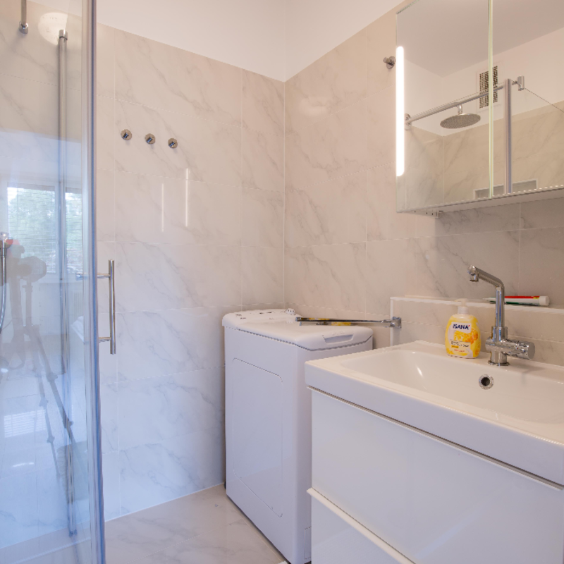 Badezimmer mit Waschmaschine