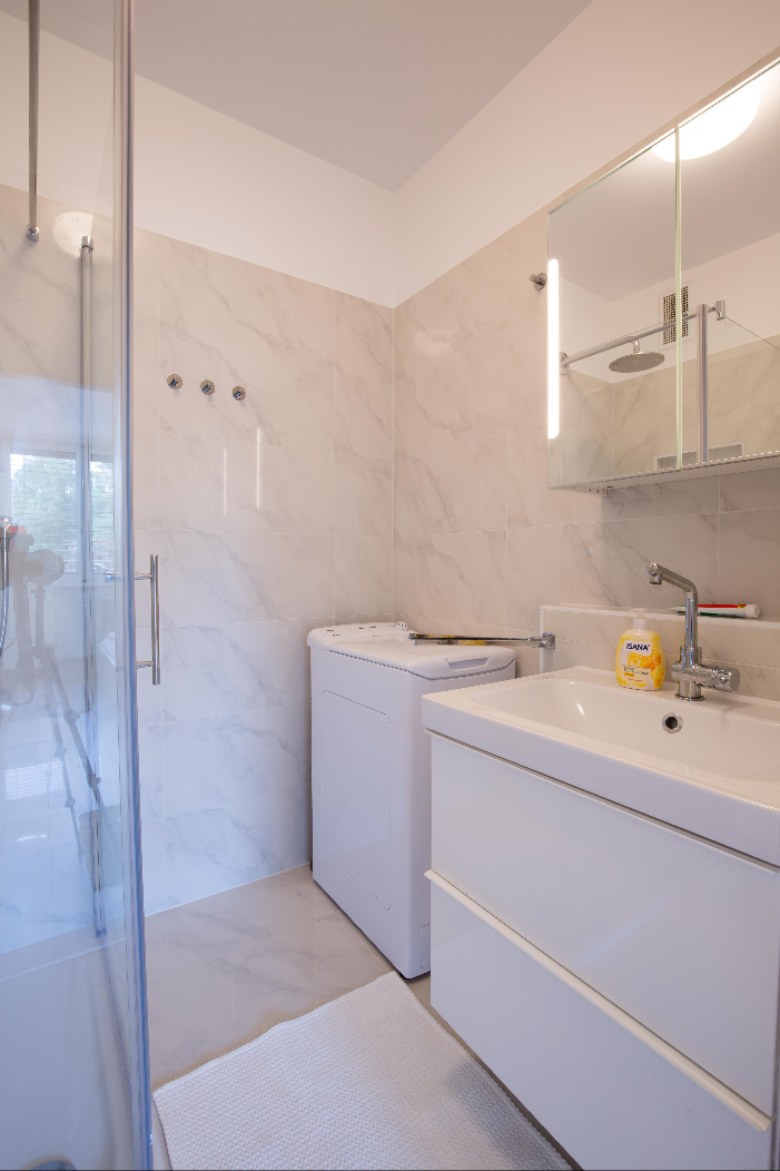 Badezimmer mit Waschmaschine