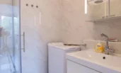 Badezimmer mit Waschmaschine