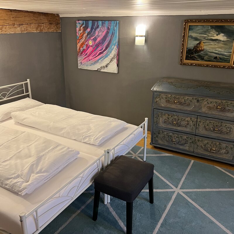 Gemütliches Schlafzimmer mit antikem Kommode & Kunst – 2-Zimmer Wohnung, Kurzzeitmiete Salzburg, Wohnen auf Zeit 1 bis 6 Monate