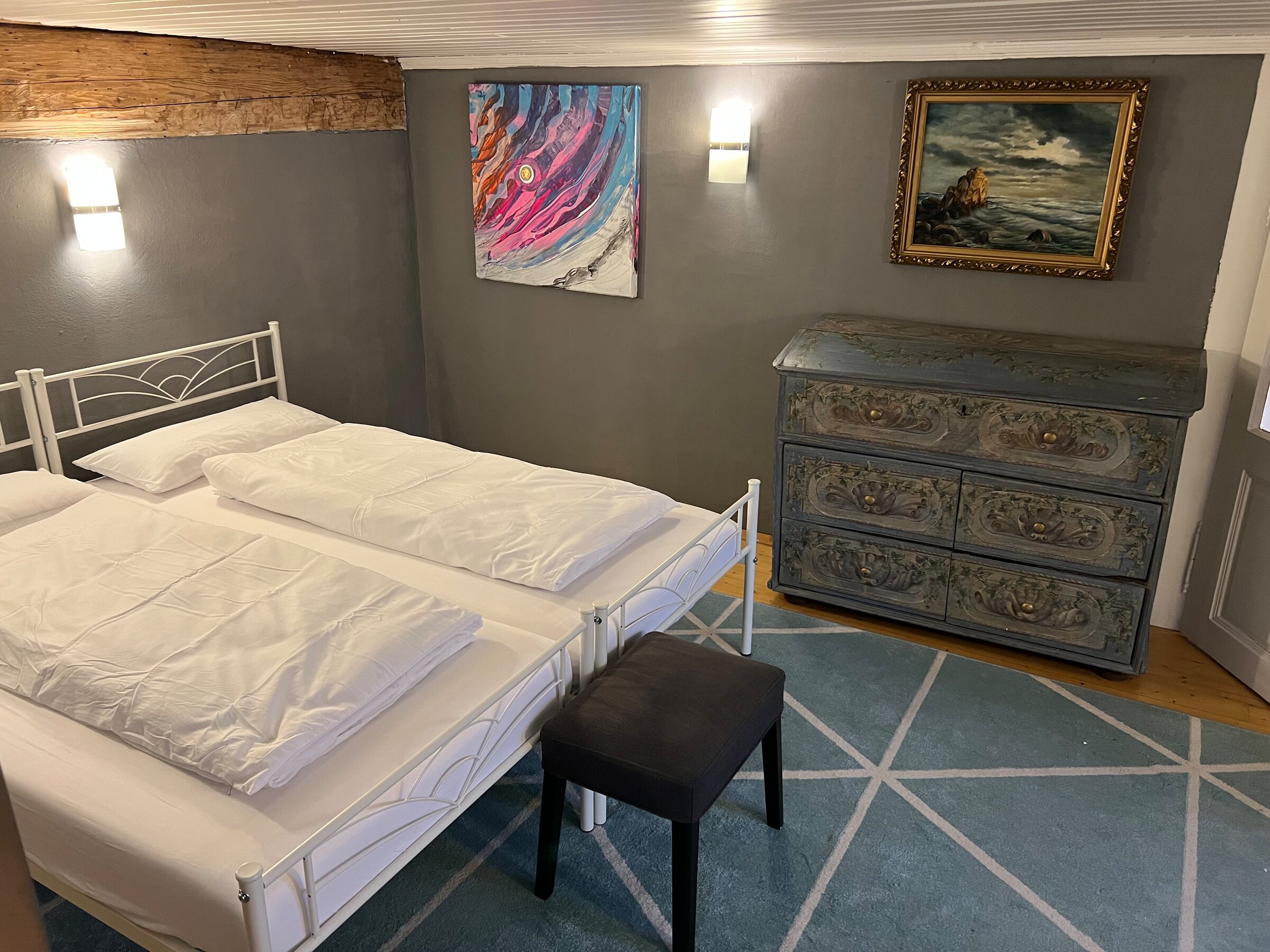 Gemütliches Schlafzimmer mit antikem Kommode & Kunst – 2-Zimmer Wohnung, Kurzzeitmiete Salzburg, Wohnen auf Zeit 1 bis 6 Monate