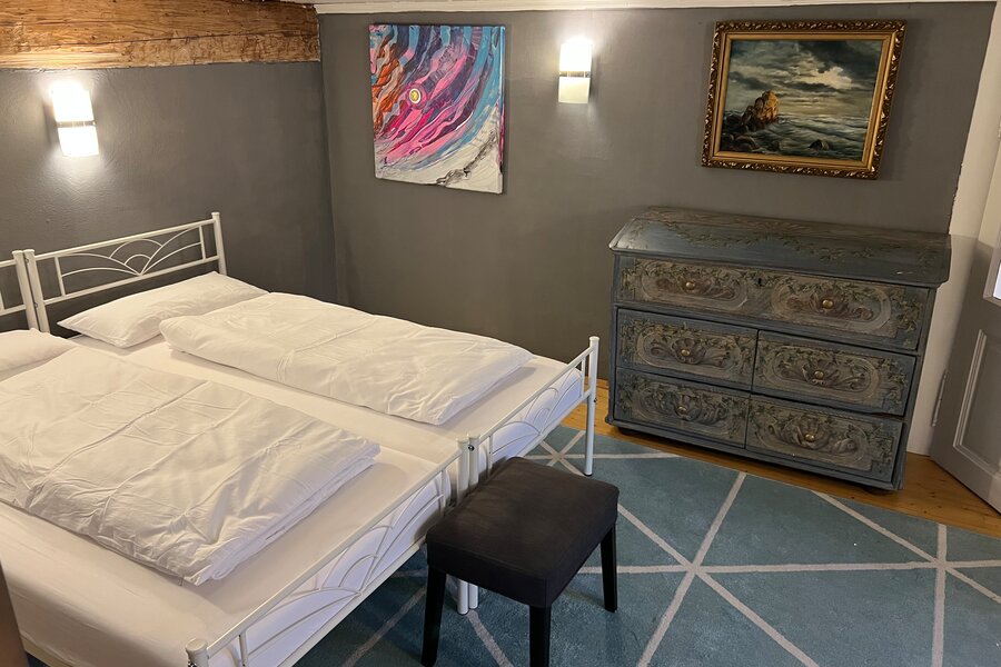 Gemütliches Schlafzimmer mit antikem Kommode & Kunst – 2-Zimmer Wohnung, Kurzzeitmiete Salzburg, Wohnen auf Zeit 1 bis 6 Monate