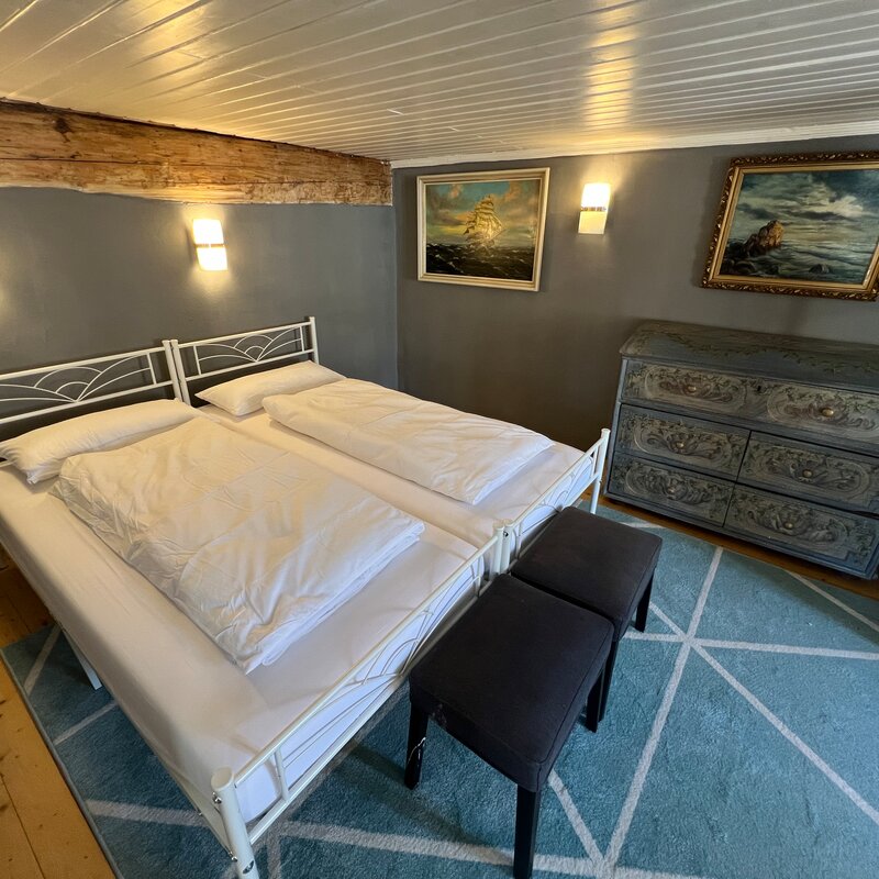 Gemütliches Schlafzimmer mit maritimem Flair – 2-Zimmer-Wohnung zur Kurzzeitmiete in Salzburg, Wohnen auf Zeit für 1 bis 6 Monate.