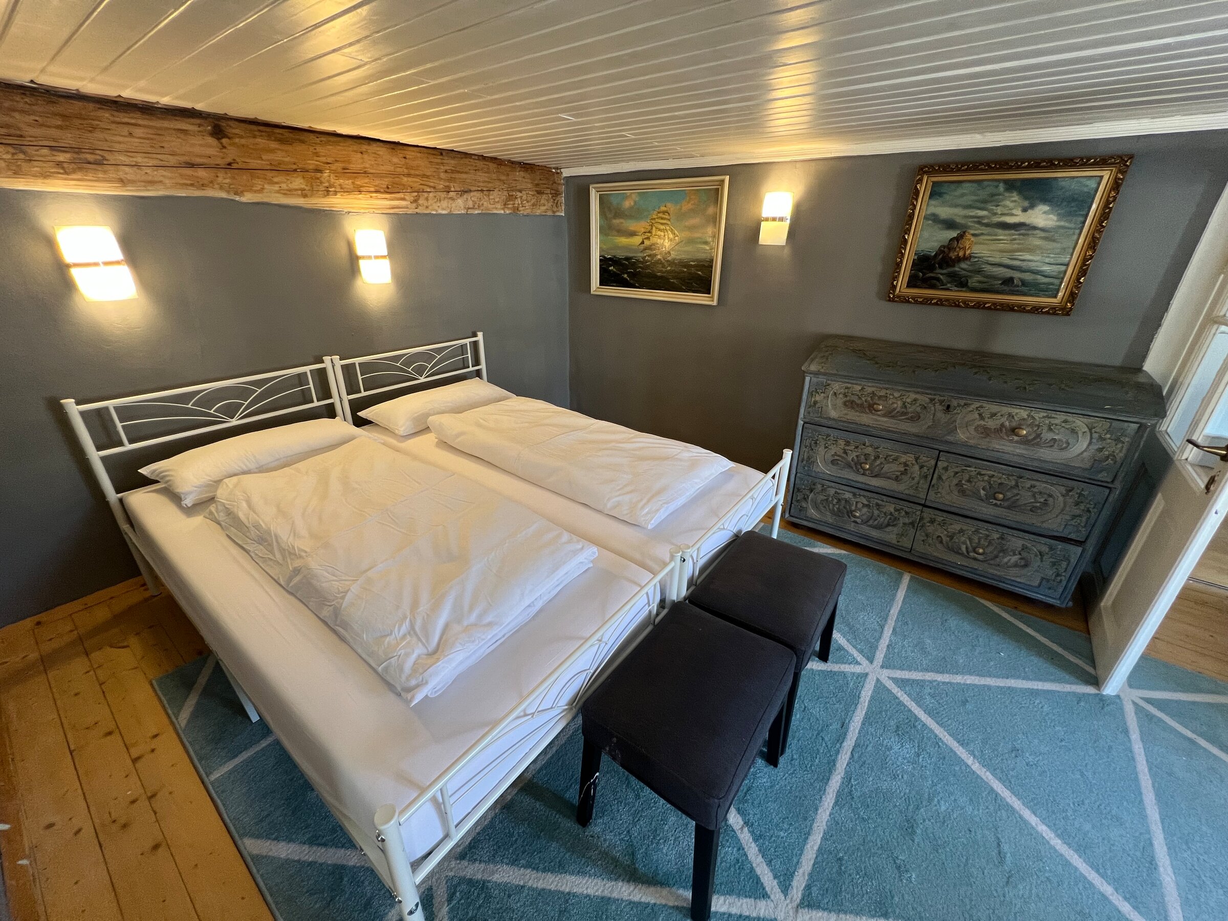 Gemütliches Schlafzimmer mit maritimem Flair – 2-Zimmer-Wohnung zur Kurzzeitmiete in Salzburg, Wohnen auf Zeit für 1 bis 6 Monate.