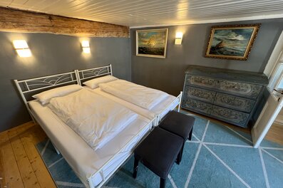 Gemütliches Schlafzimmer mit maritimem Flair – 2-Zimmer-Wohnung zur Kurzzeitmiete in Salzburg, Wohnen auf Zeit für 1 bis 6 Monate.