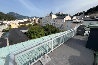 Rooftop terrace with fortress view: 3-room apartment for short-term rental & temporary housing for 1 to 6 months in Salzburg