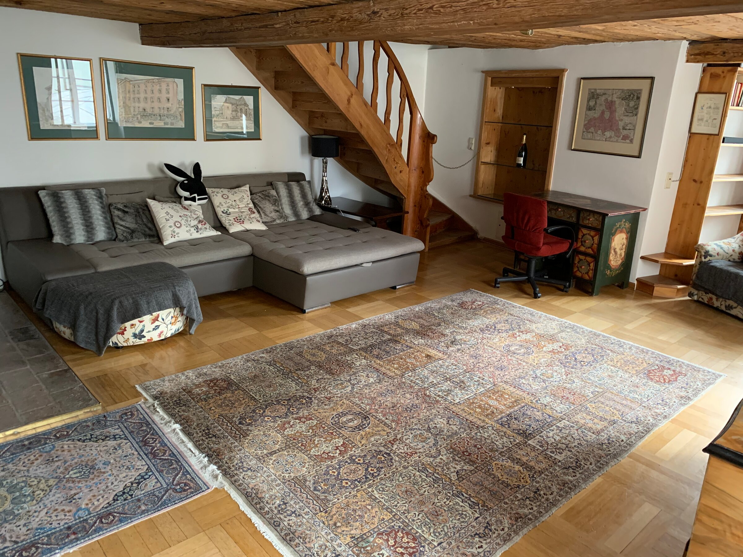 Großes Wohnzimmer, mit Schlafcouch, TV und Schreibtisch