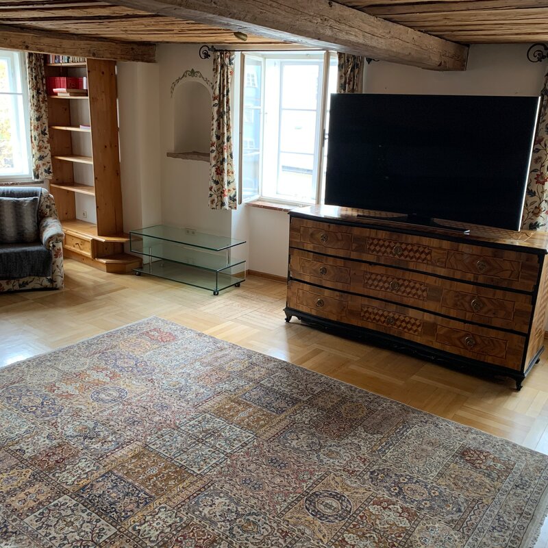 Wohnzimmer mit großem TV