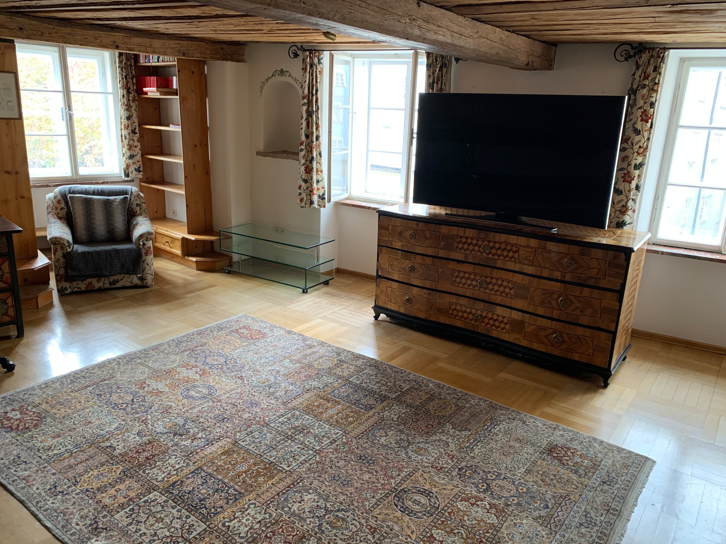 Wohnzimmer mit großem TV