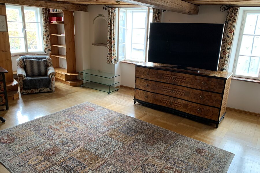 Wohnzimmer mit großem TV