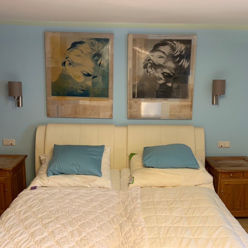 Schlafzimmer mit Doppelbett und Kleiderschränke