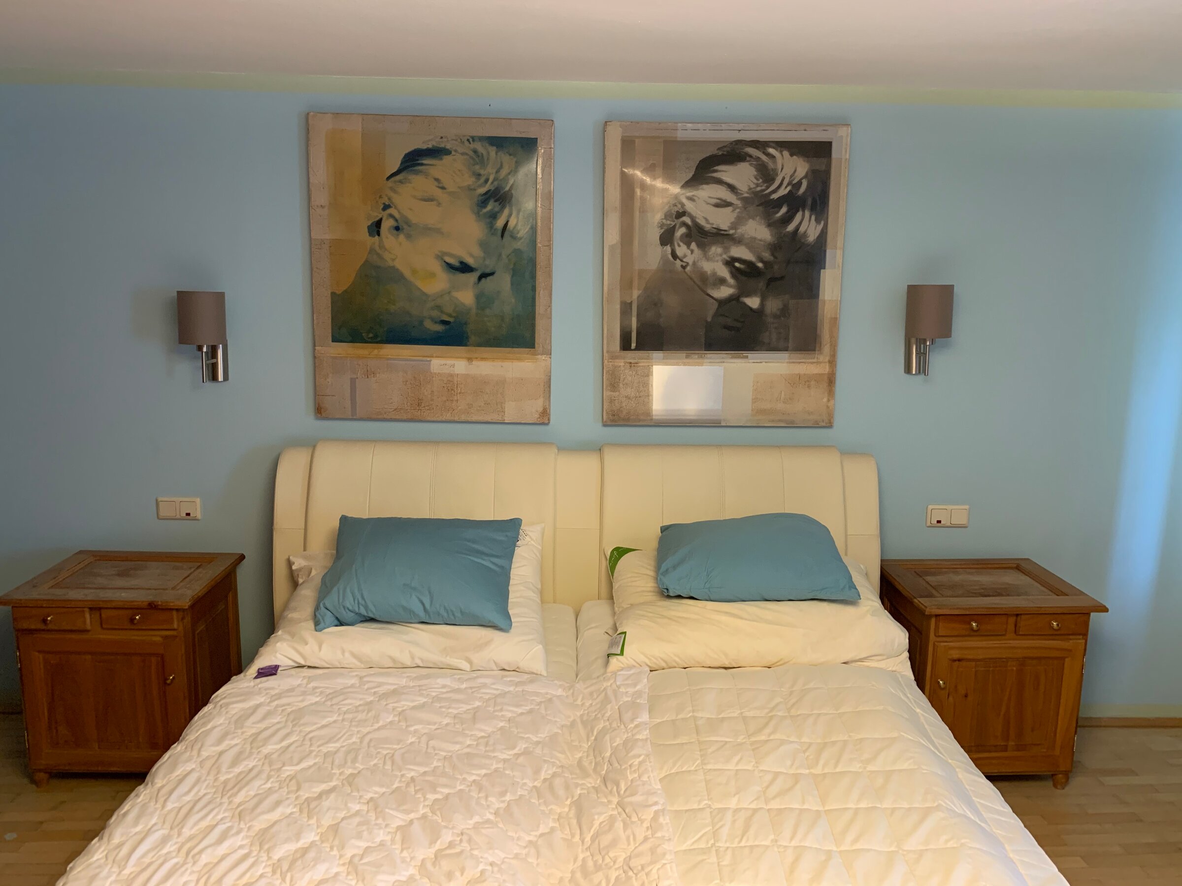 Schlafzimmer mit Doppelbett und Kleiderschränke