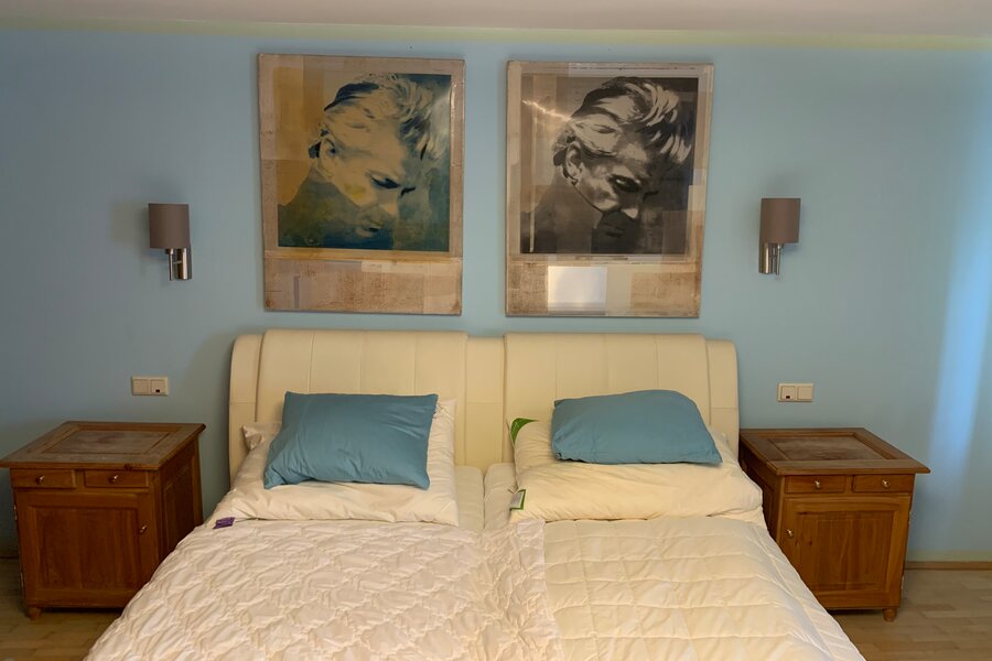 Schlafzimmer mit Doppelbett und Kleiderschränke