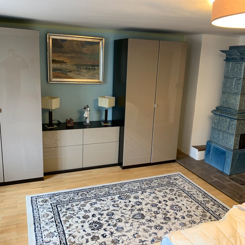 Schlafzimmer mit Doppelbett und Kleiderschränke