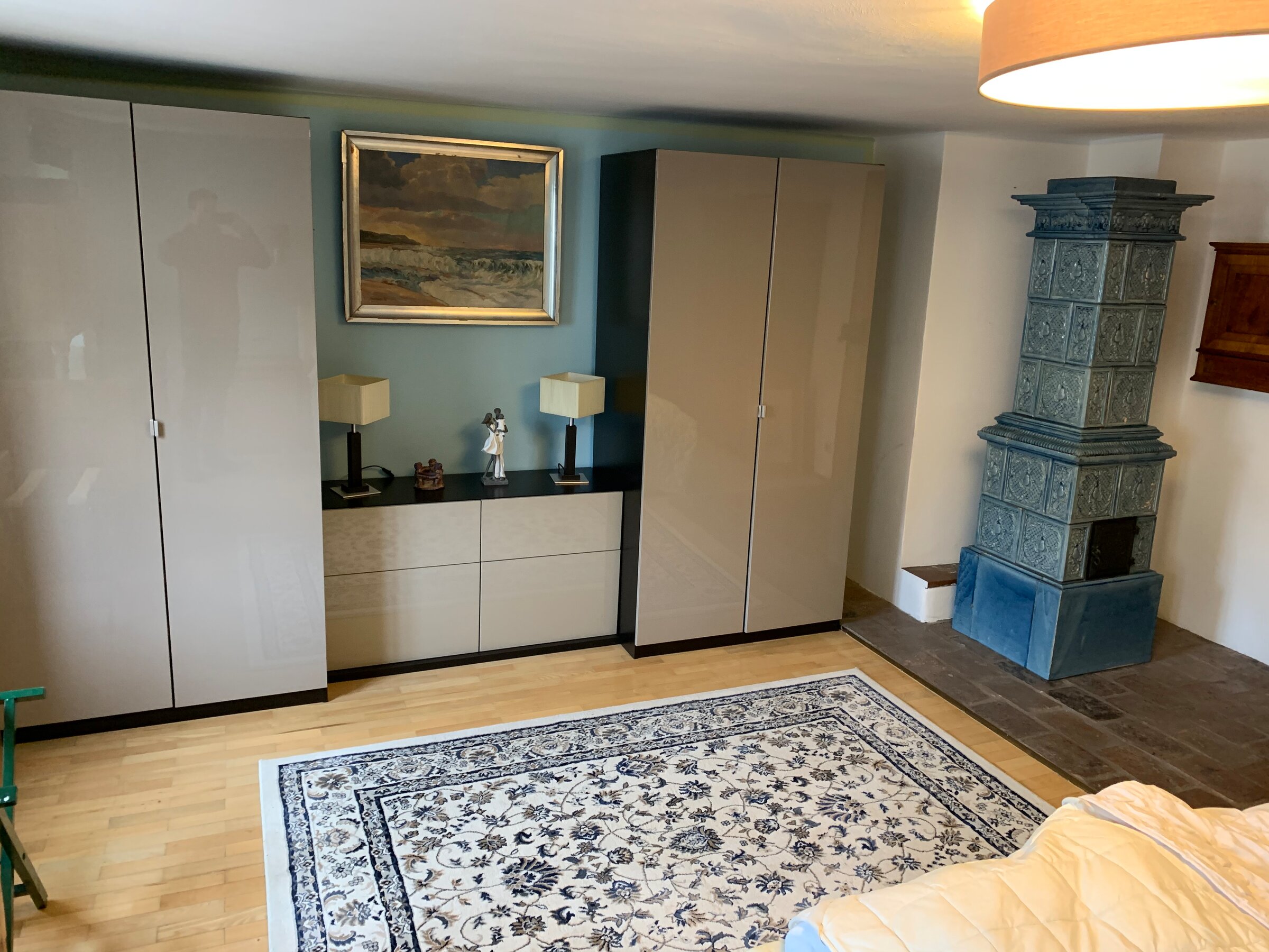 Schlafzimmer mit Doppelbett und Kleiderschränke