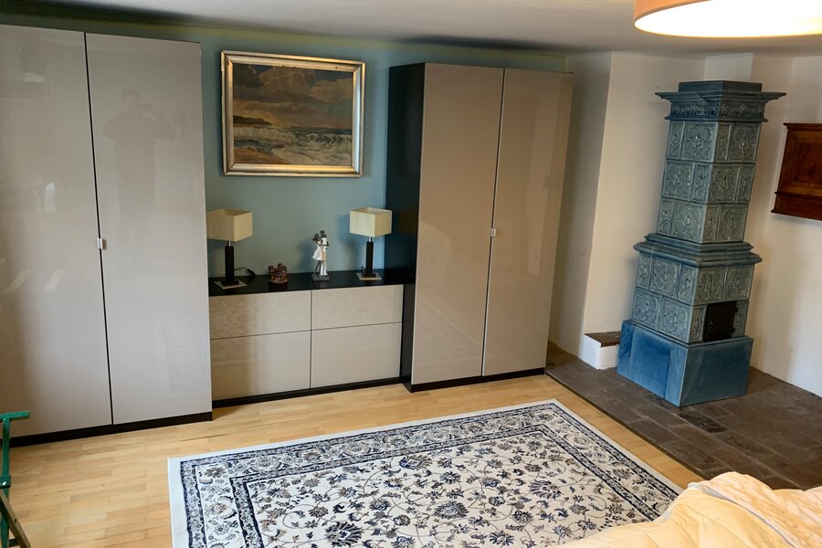 Schlafzimmer mit Doppelbett und Kleiderschränke