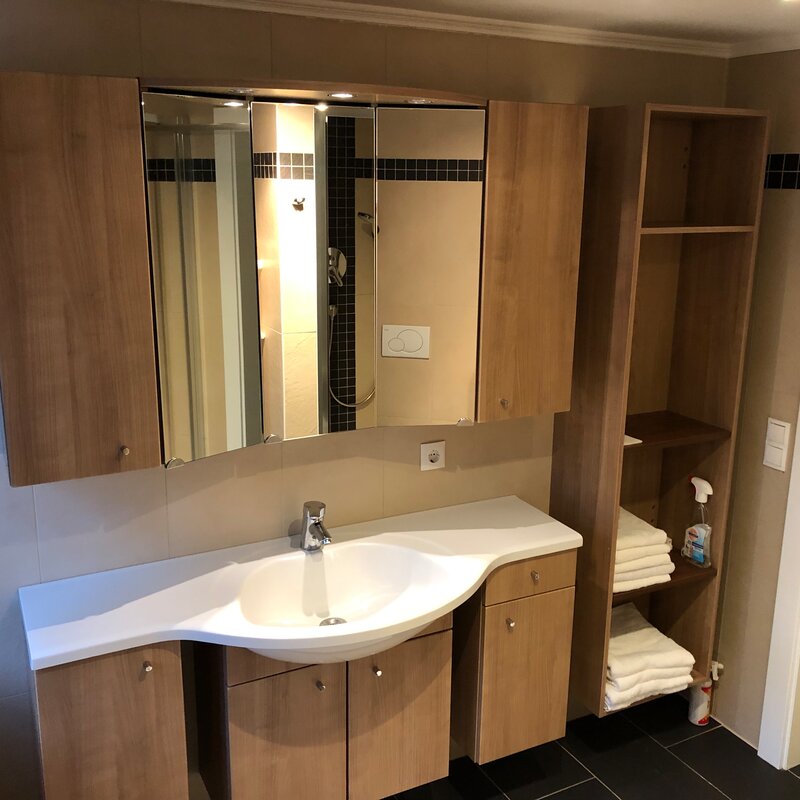 Badezimmer Schrank mit Spiegel