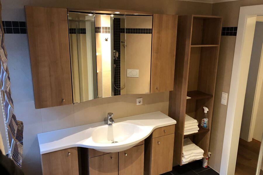 Badezimmer Schrank mit Spiegel