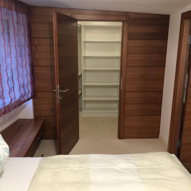 Wandschrank aus Nussholz