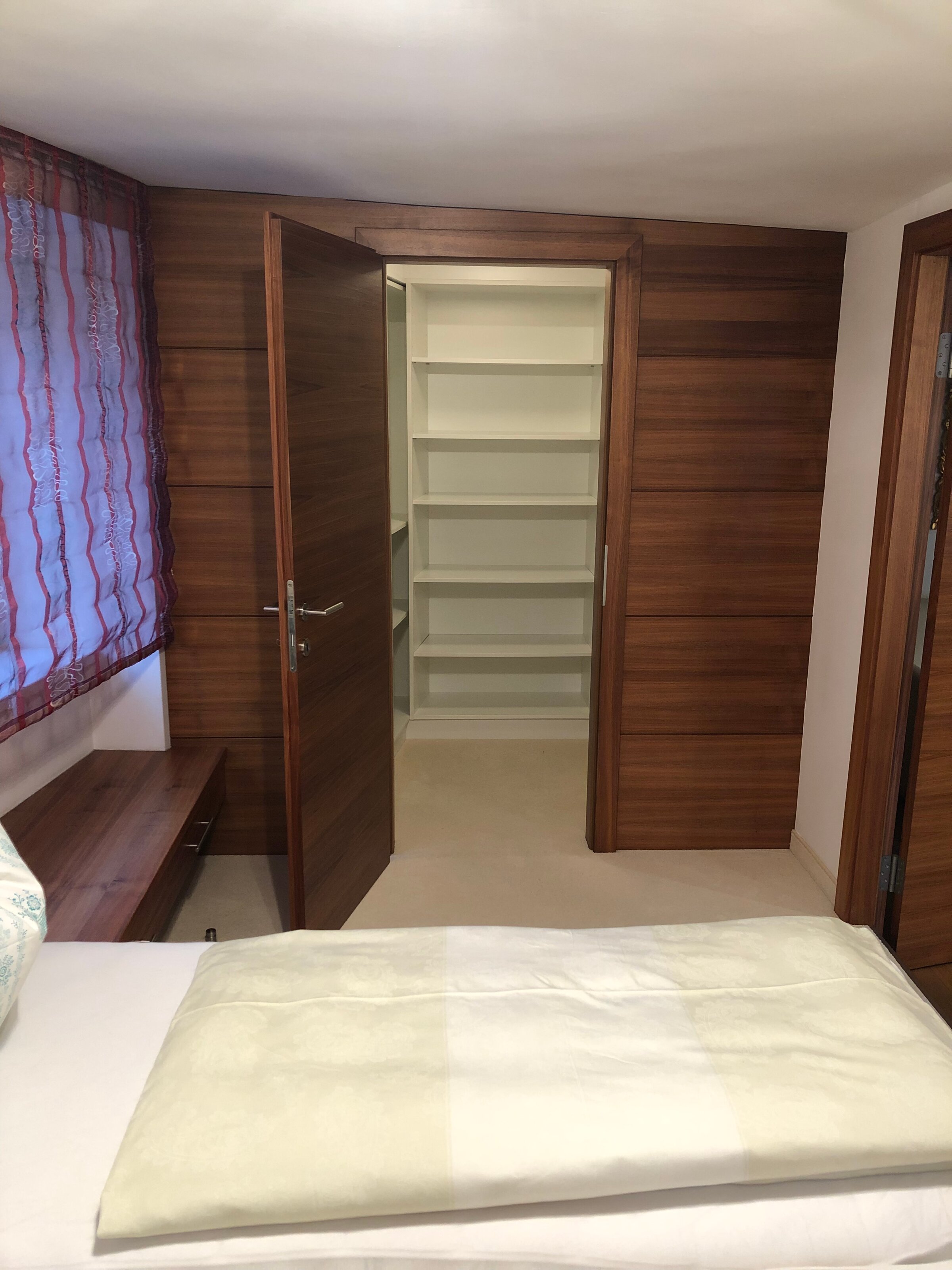 Wandschrank aus Nussholz