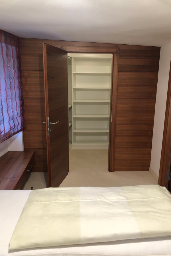 Wandschrank aus Nussholz