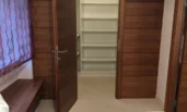 Wandschrank aus Nussholz