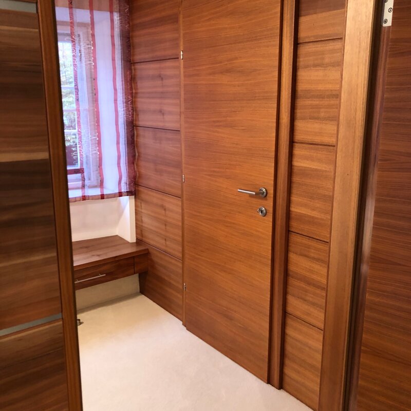 Sich von Wohnzimmer auf Wandschrank