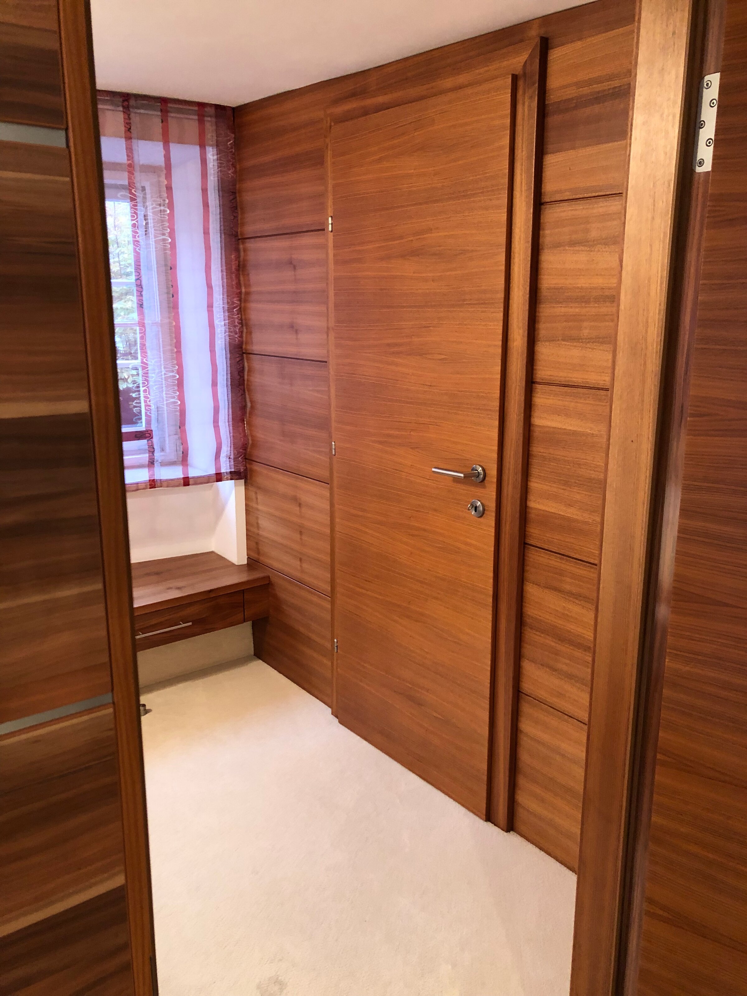 Sich von Wohnzimmer auf Wandschrank