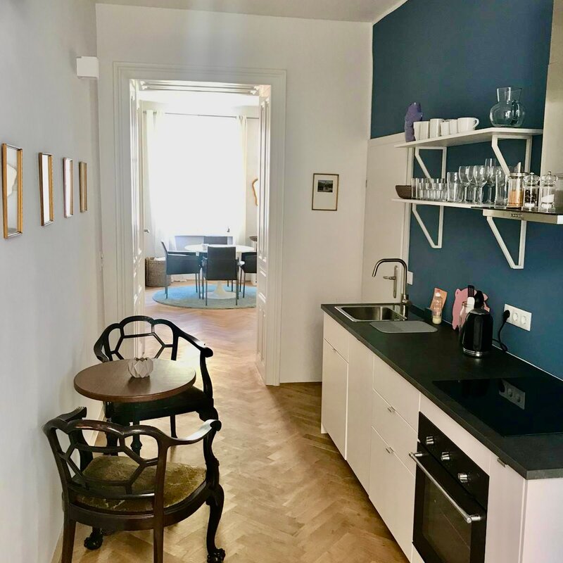 Stilvolle Küche mit blauer Akzentwand – 2-Zimmer-Wohnung zur Kurzzeitmiete & Wohnen auf Zeit für 1 bis 6 Monate in Wien