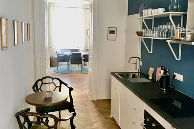 Stilvolle Küche mit blauer Akzentwand – 2-Zimmer-Wohnung zur Kurzzeitmiete & Wohnen auf Zeit für 1 bis 6 Monate in Wien