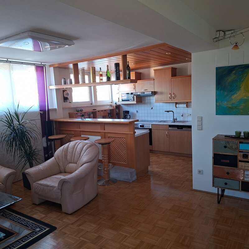 Living area with kitchen bar: 3-room apartment for short-term rental in Hallwang – temporary housing for 1 to 6 months