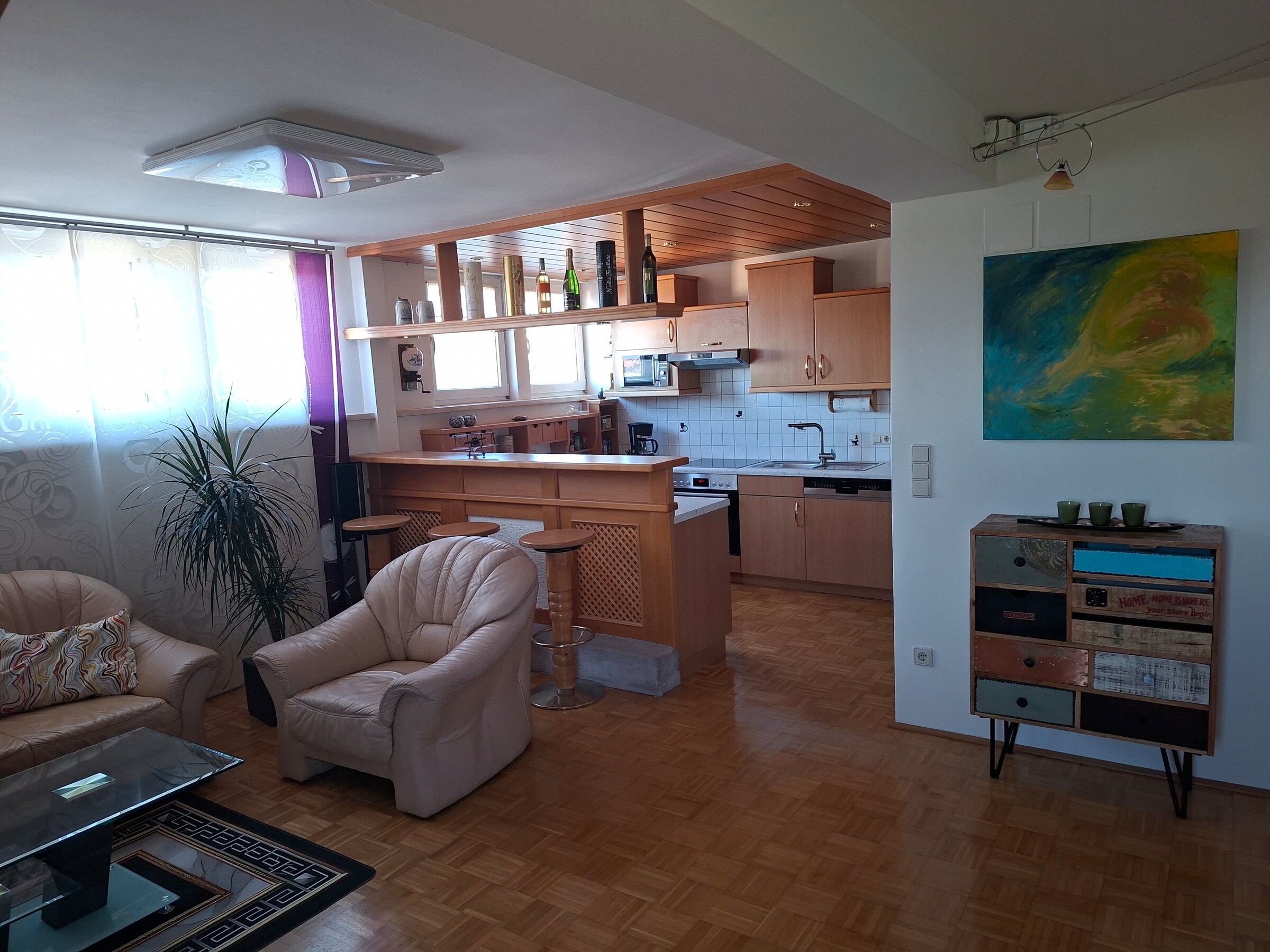 Living area with kitchen bar: 3-room apartment for short-term rental in Hallwang – temporary housing for 1 to 6 months
