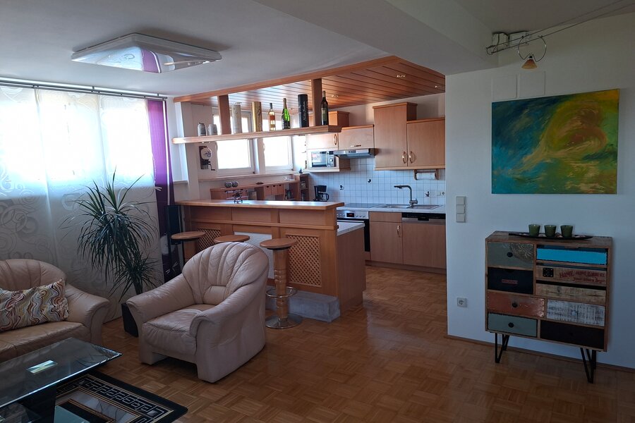 Living area with kitchen bar: 3-room apartment for short-term rental in Hallwang – temporary housing for 1 to 6 months