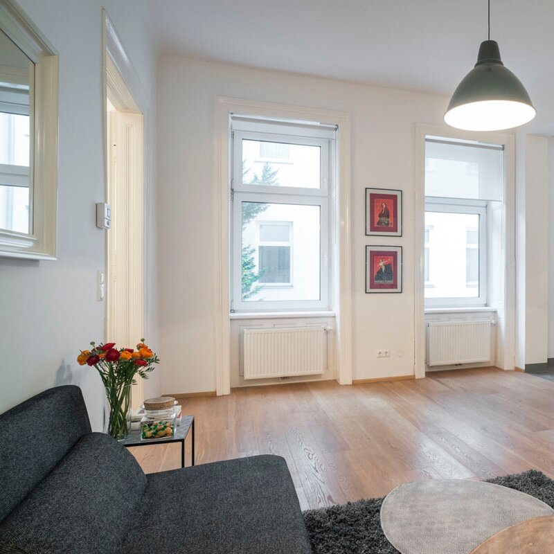 Heller Wohnbereich mit Parkettboden – 2-Zimmer-Wohnung zur Kurzzeitmiete Wien, Wohnen auf Zeit 1 bis 6 Monate | © © PILZ by Yeti pictures