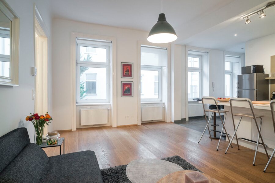 Heller Wohnbereich mit Parkettboden – 2-Zimmer-Wohnung zur Kurzzeitmiete Wien, Wohnen auf Zeit 1 bis 6 Monate | © © PILZ by Yeti pictures