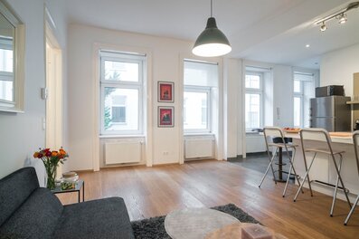 Heller Wohnbereich mit Parkettboden – 2-Zimmer-Wohnung zur Kurzzeitmiete Wien, Wohnen auf Zeit 1 bis 6 Monate | © © PILZ by Yeti pictures