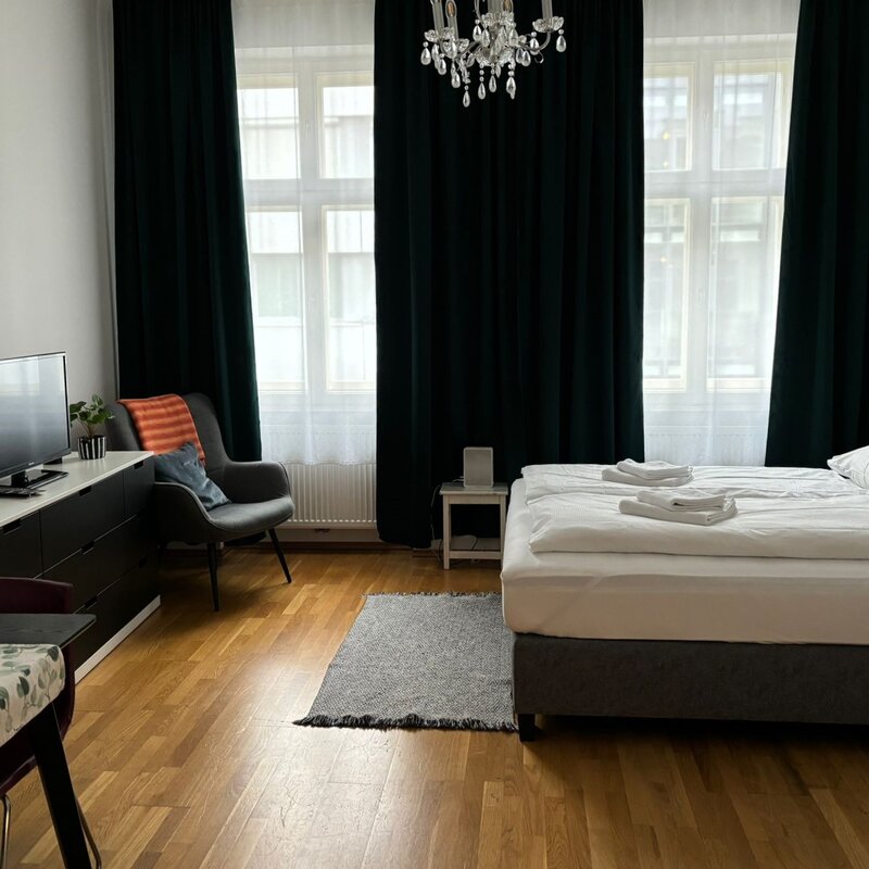 Helles Schlafzimmer mit Doppelbett & Parkettboden – 2-Zimmer Wohnung zur Kurzzeitmiete & Wohnen auf Zeit für 1 bis 6 Monate in Wien