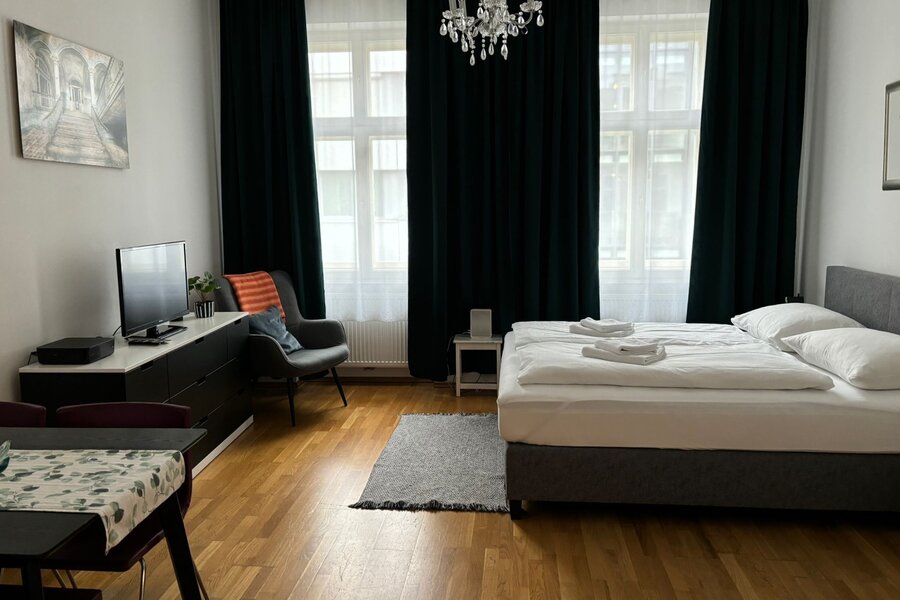 Helles Schlafzimmer mit Doppelbett & Parkettboden – 2-Zimmer Wohnung zur Kurzzeitmiete & Wohnen auf Zeit für 1 bis 6 Monate in Wien