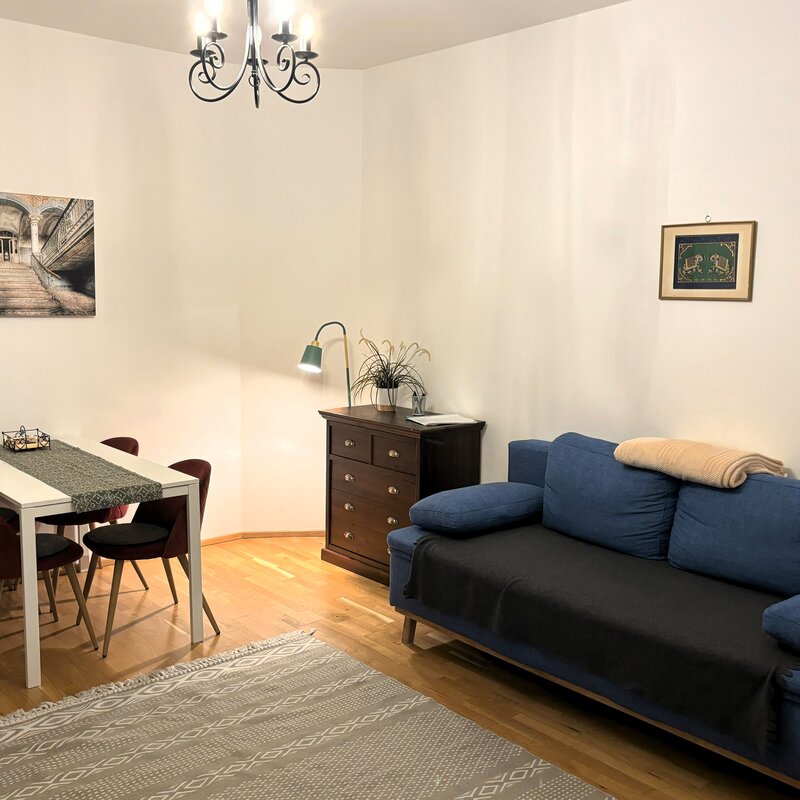 Helles Wohnzimmer mit Sofa & Essbereich – 2-Zimmer Wohnung zur Kurzzeitmiete & Wohnen auf Zeit für 1 bis 6 Monate in Wien