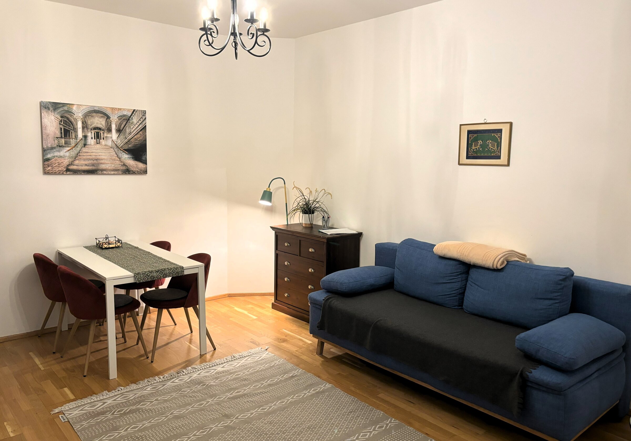 Helles Wohnzimmer mit Sofa & Essbereich – 2-Zimmer Wohnung zur Kurzzeitmiete & Wohnen auf Zeit für 1 bis 6 Monate in Wien