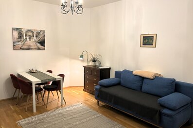 Helles Wohnzimmer mit Sofa & Essbereich – 2-Zimmer Wohnung zur Kurzzeitmiete & Wohnen auf Zeit für 1 bis 6 Monate in Wien
