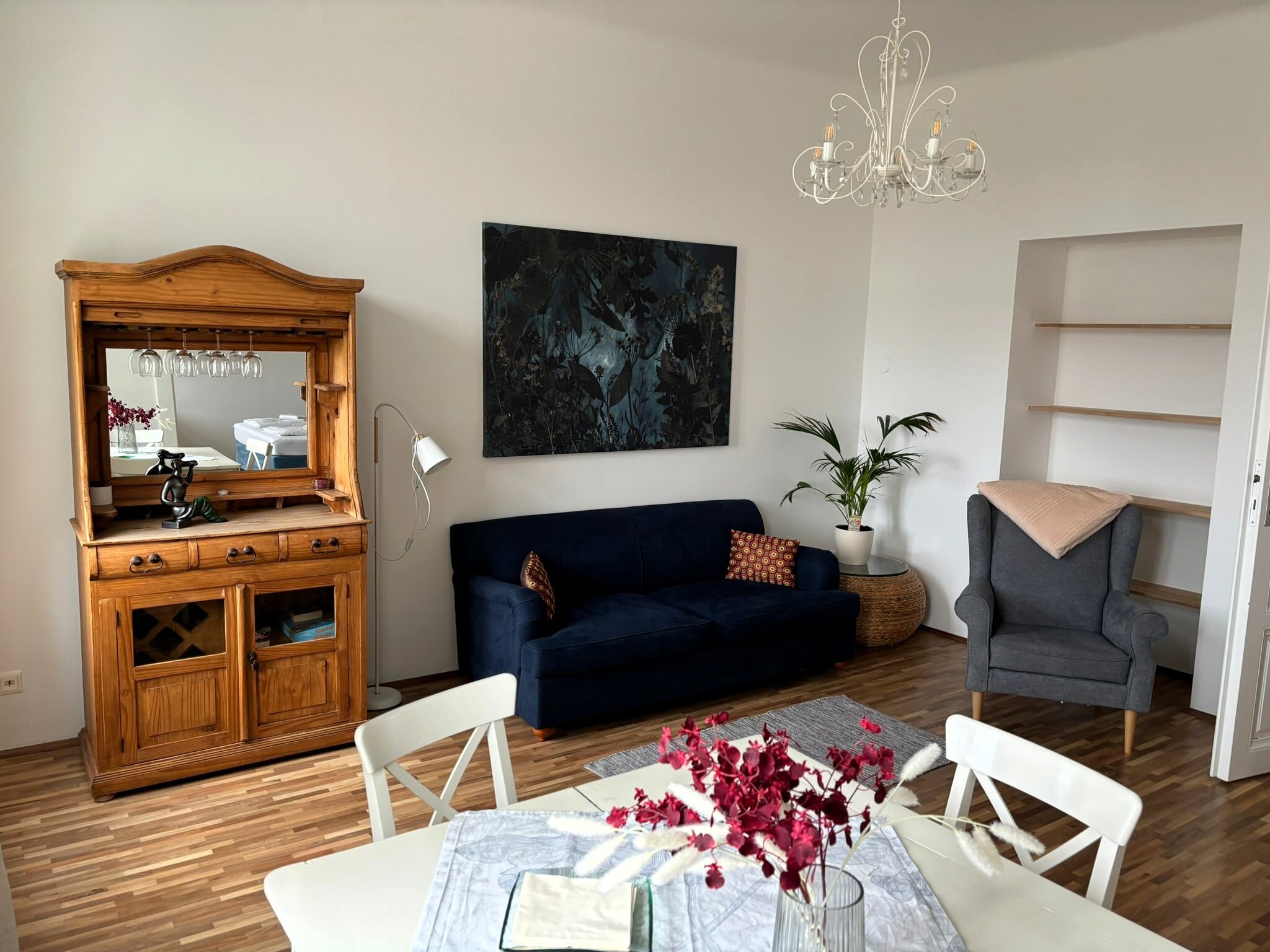 Wohnzimmer mit Holzmöbeln & blauem Sofa – 2-Zimmer Wohnung, Kurzzeitmiete Wien, Wohnen auf Zeit 1 bis 6 Monate