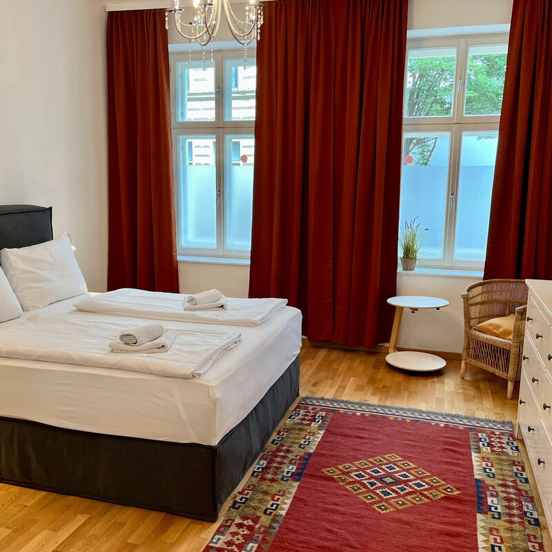 Bright bedroom with double bed & parquet floor – 3-room apartment, short-term rental, temporary housing for 1 to 6 months in Vienna
