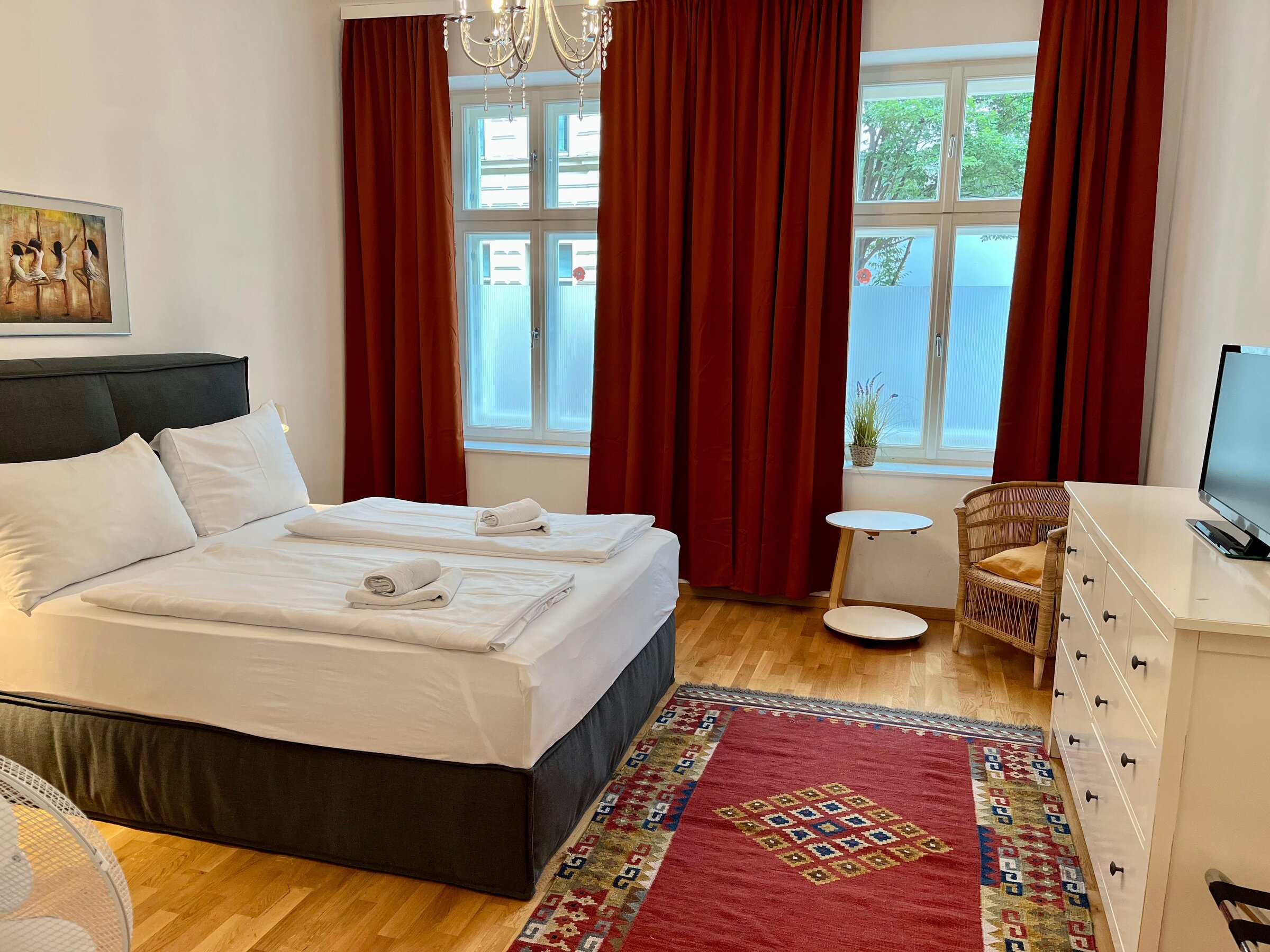 Bright bedroom with double bed & parquet floor – 3-room apartment, short-term rental, temporary housing for 1 to 6 months in Vienna