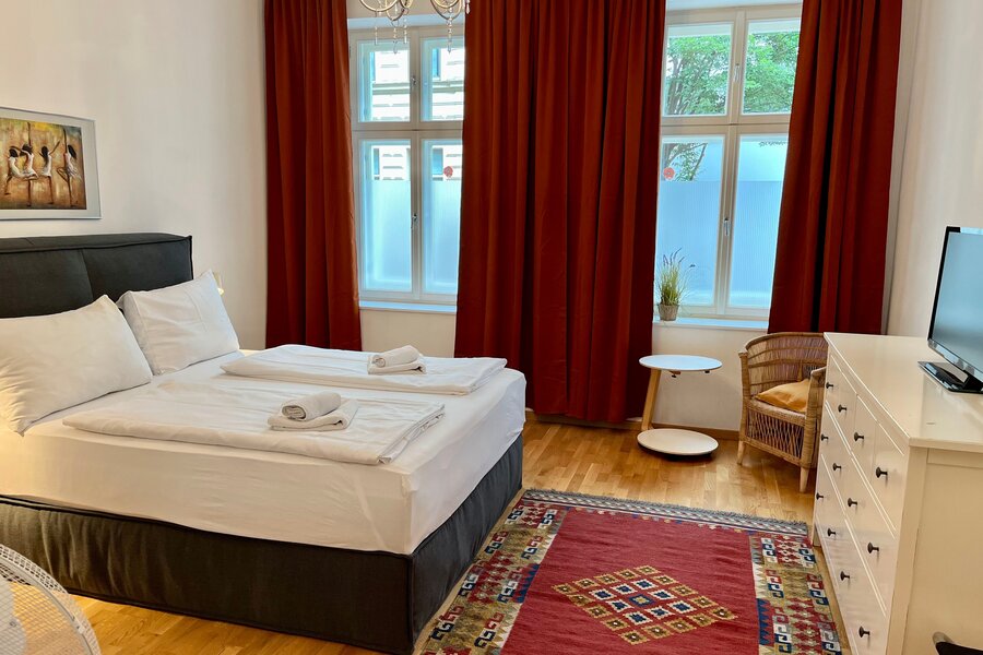 Bright bedroom with double bed & parquet floor – 3-room apartment, short-term rental, temporary housing for 1 to 6 months in Vienna