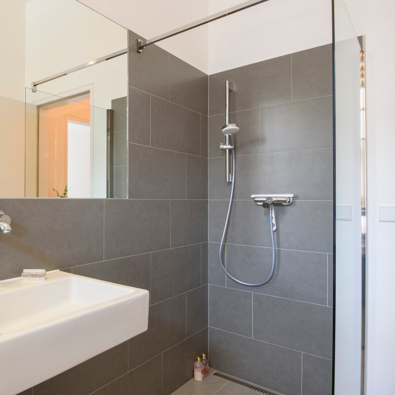 Bad mit Dusche, Doppelwaschtisch