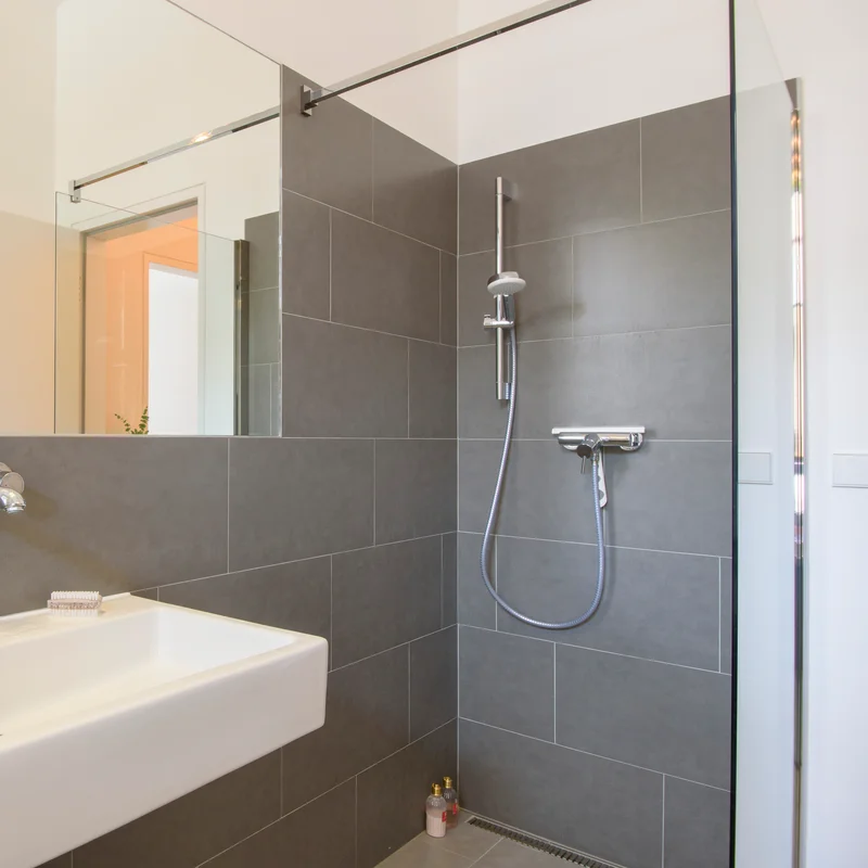 Bad mit Dusche, Doppelwaschtisch