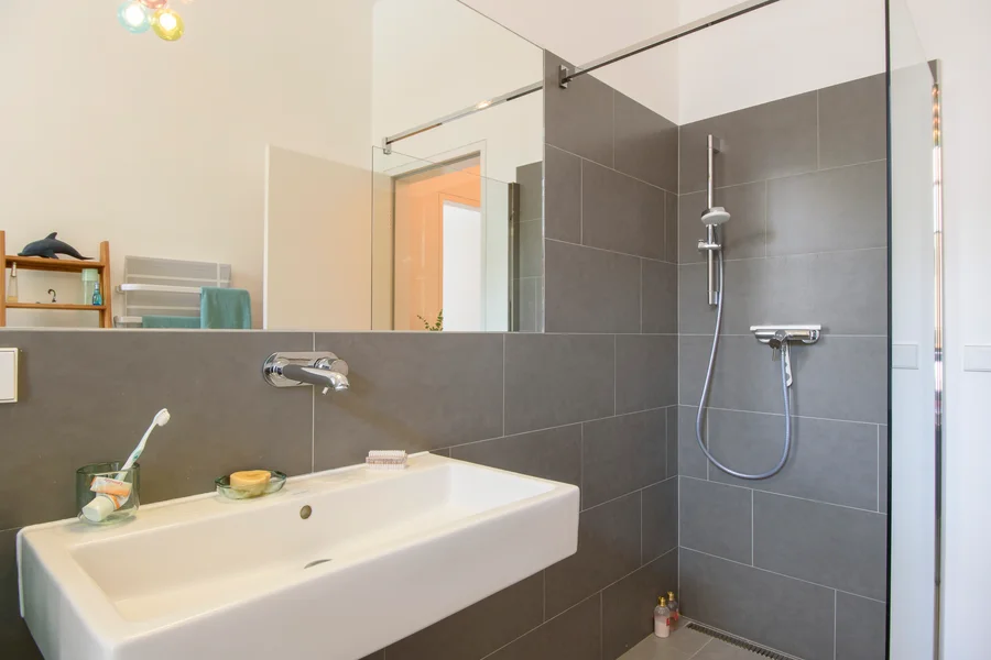 Bad mit Dusche, Doppelwaschtisch