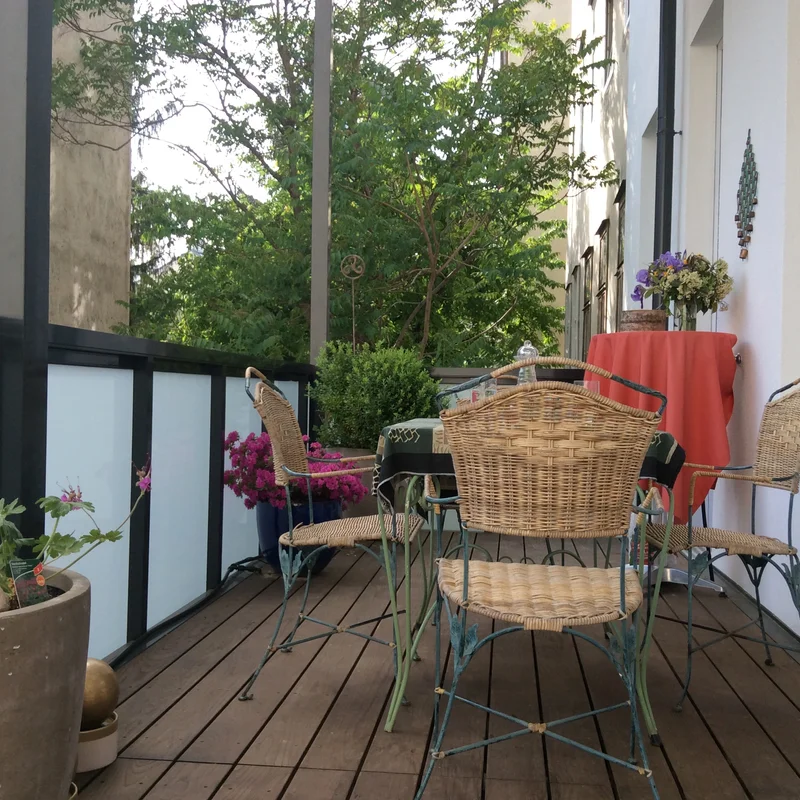 Balkon ist 17 m² gross, mitSonnenbett und Tisch mit vier Sessel