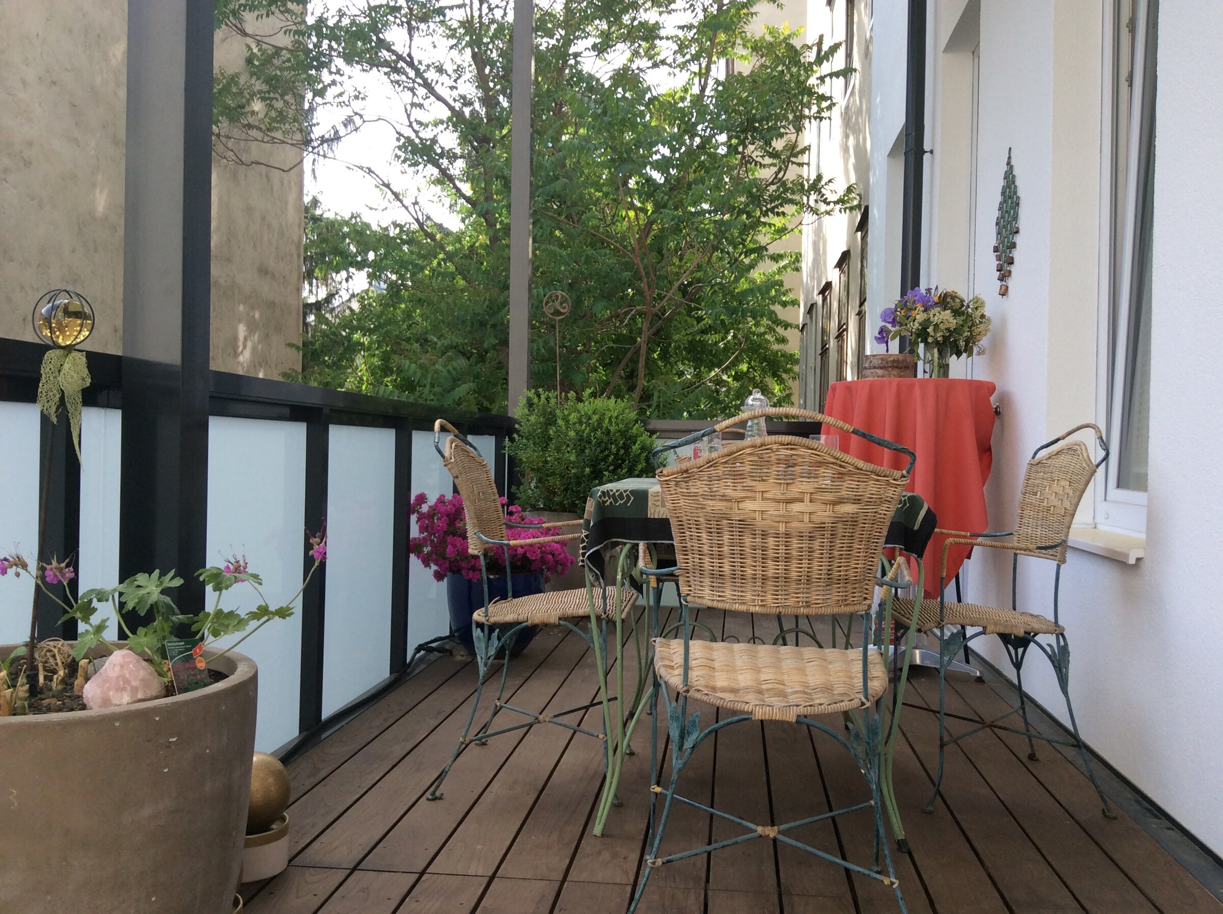 Balkon ist 17 m² gross, mitSonnenbett und Tisch mit vier Sessel